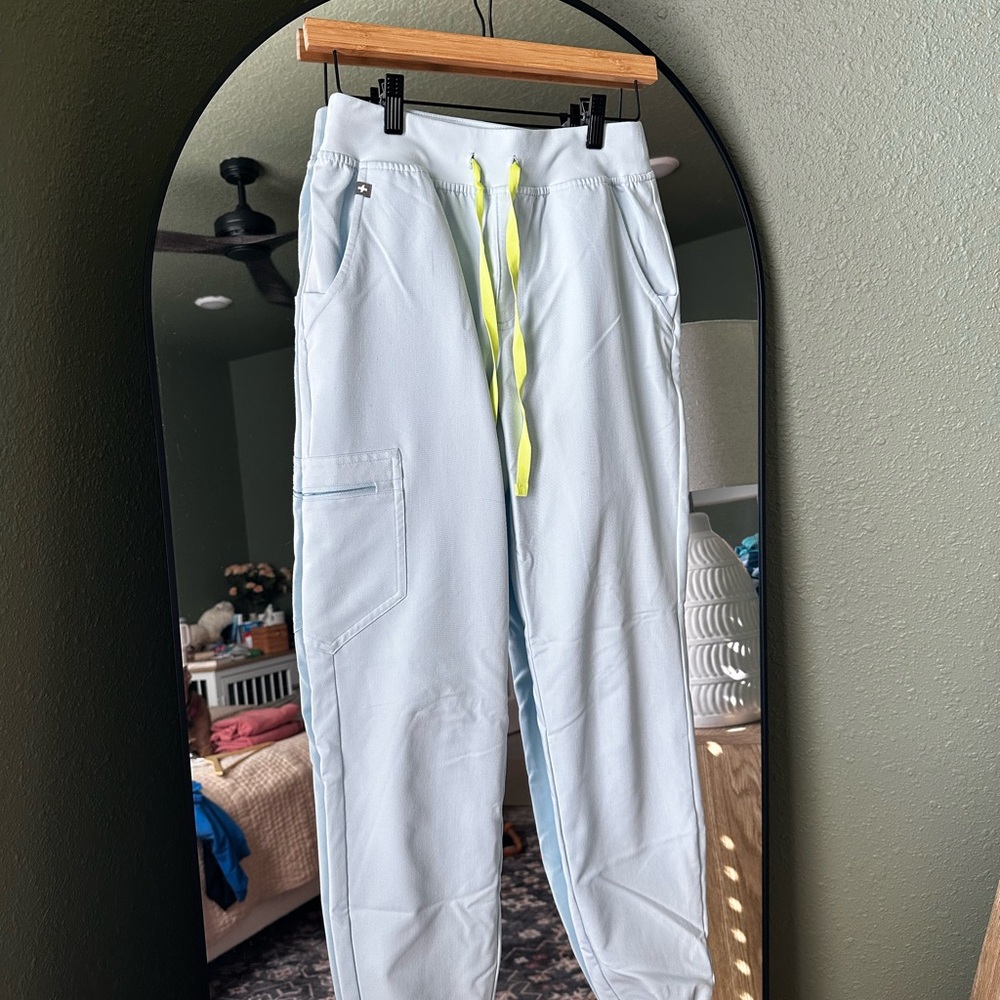 Figs Women’s Open Skies Zamora Jogger Scrub Pant - XS Tall